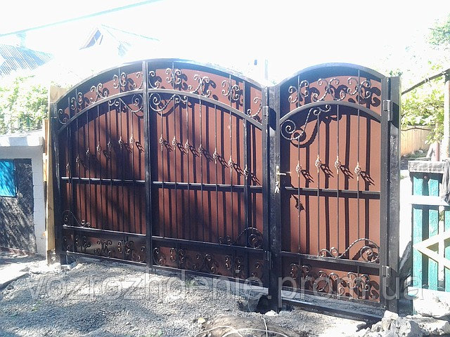 Ворота кованые зашитые композитом M170K