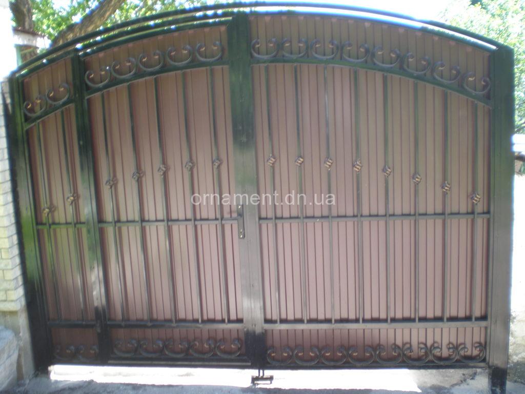 Ворота кованые + профнастил внутри калитка M100PR — Эконом