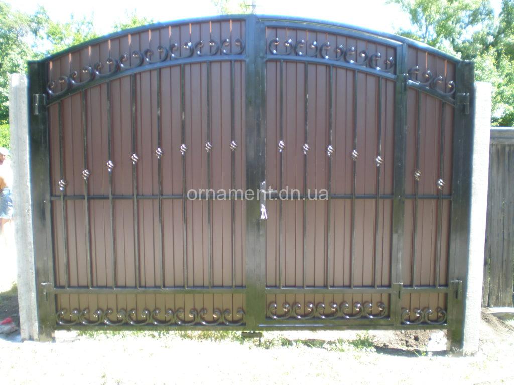 Ворота кованые + профнастил внутри калитка M100PR — Эконом