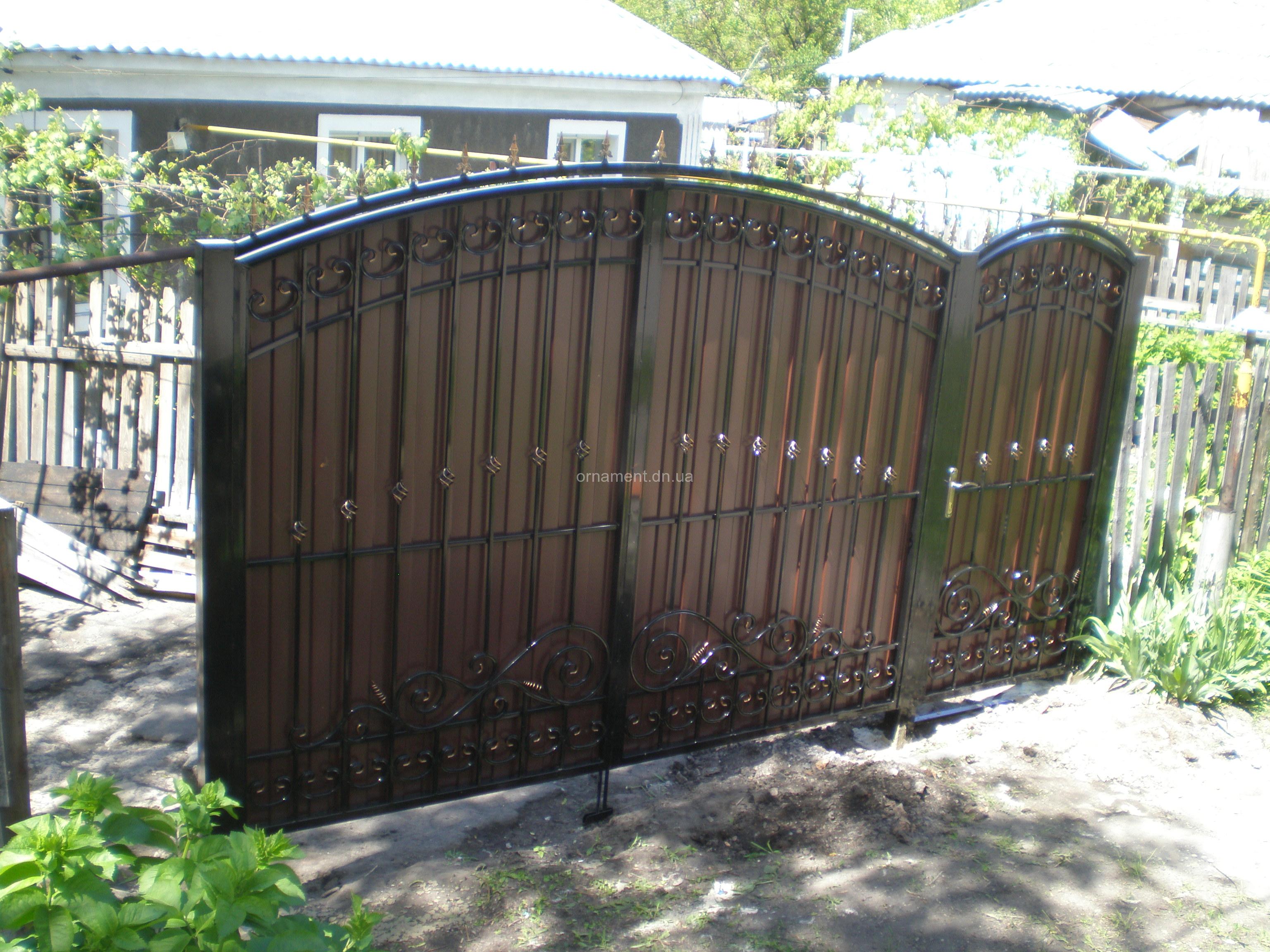 Ворота кованые зашитые профнастилом M160PR